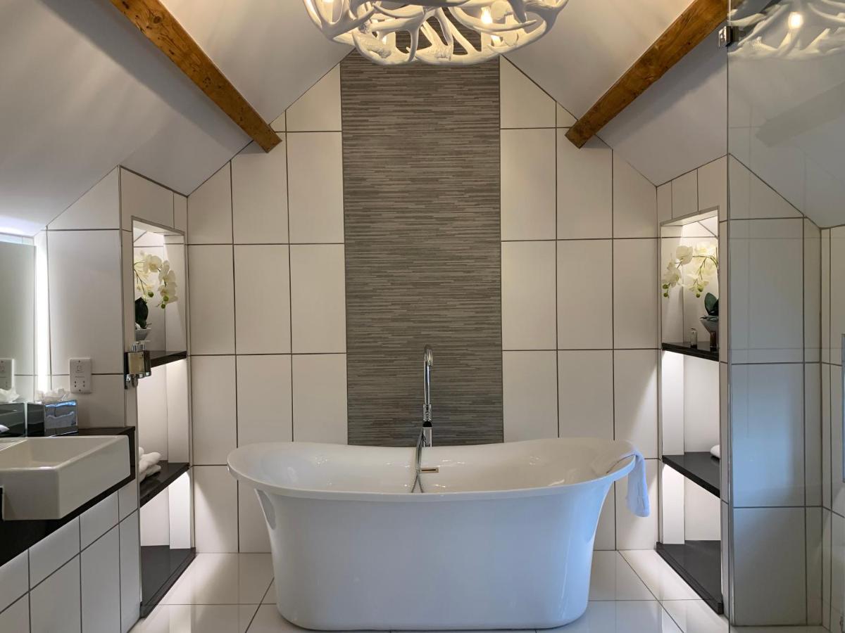 The Wheatsheaf Hotel, ساندباك المظهر الخارجي الصورة Bathroom with a freestanding bath